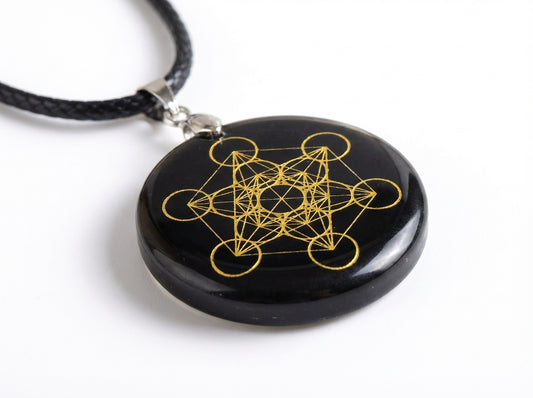 Runder Anhänger Schwarz mit geometrischem Muster – Halskette – Obsidian-Optik
