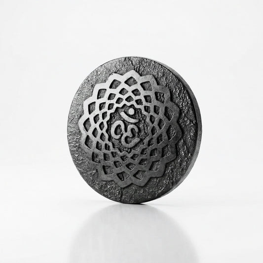 Schungit Rundstein 3 cm – Naturstein mit Gravur – Dekorationsstein