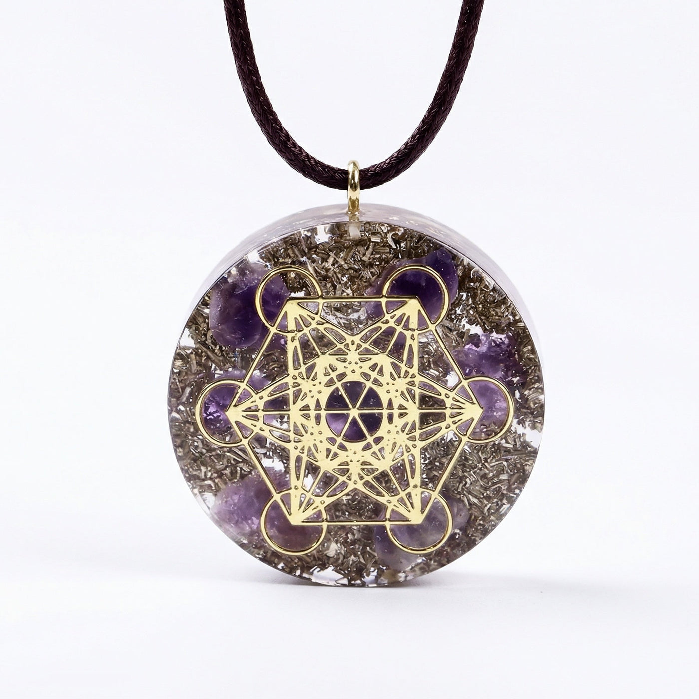 Runder Anhänger mit violetten Steinfragmenten – Geometrisches Muster – Halskette 35 cm