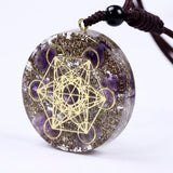 Runder Anhänger mit violetten Steinfragmenten – Geometrisches Muster – Halskette 35 cm