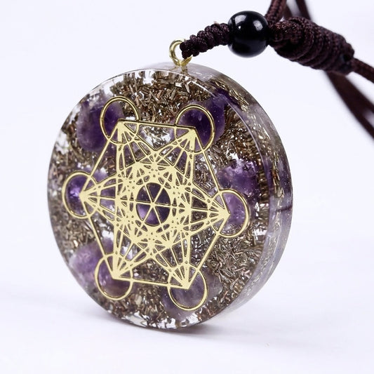 Runder Anhänger mit violetten Steinfragmenten – Geometrisches Muster – Halskette 35 cm