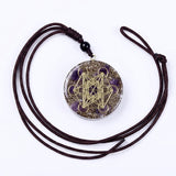 Runder Anhänger mit violetten Steinfragmenten – Geometrisches Muster – Halskette 35 cm