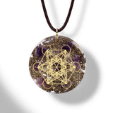 Runder Anhänger mit violetten Steinfragmenten – Geometrisches Muster – Halskette 35 cm