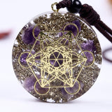 Runder Anhänger mit violetten Steinfragmenten – Geometrisches Muster – Halskette 35 cm