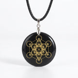 Runder Anhänger Schwarz mit geometrischem Muster – Halskette – Obsidian-Optik