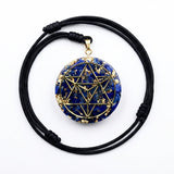 Runder Anhänger mit Naturstein-Optik – Blau – Geometrisches Design – Halskette