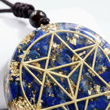 Runder Anhänger mit Naturstein-Optik – Blau – Geometrisches Design – Halskette