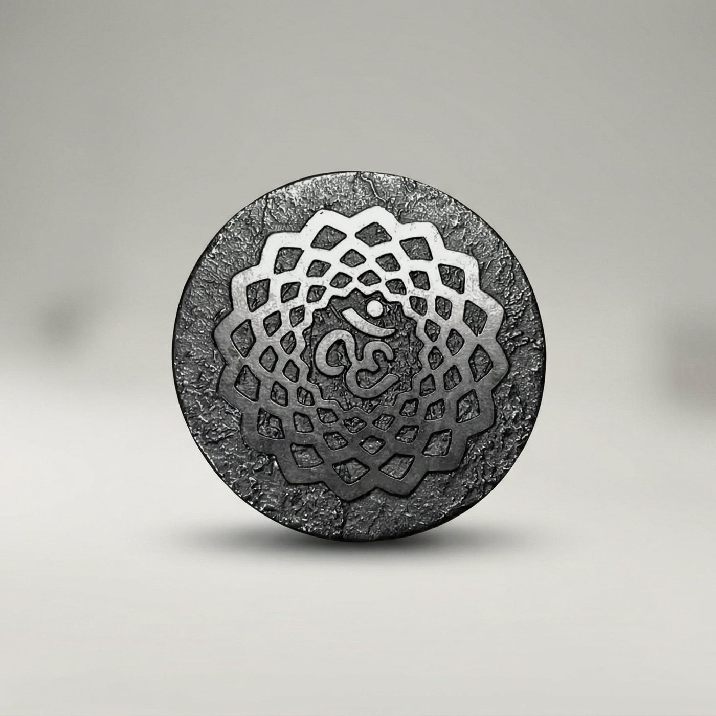 Schungit Rundstein 3 cm – Naturstein mit Gravur – Dekorationsstein