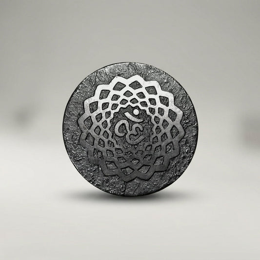 Schungit Rundstein 3 cm – Naturstein mit Gravur – Dekorationsstein