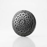 Schungit Rundstein 3 cm – Naturstein mit Gravur – Dekorationsstein